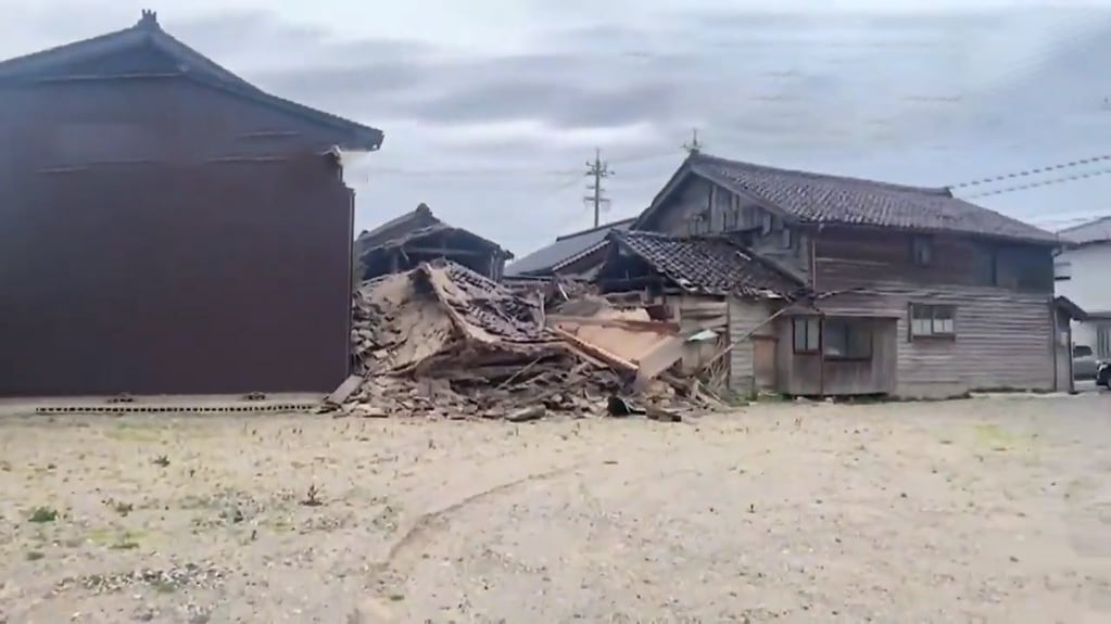 Un muerto, varios heridos y viviendas colapsadas en Ishikawa. Foto Captura: Twitter/@ShekharPujari2