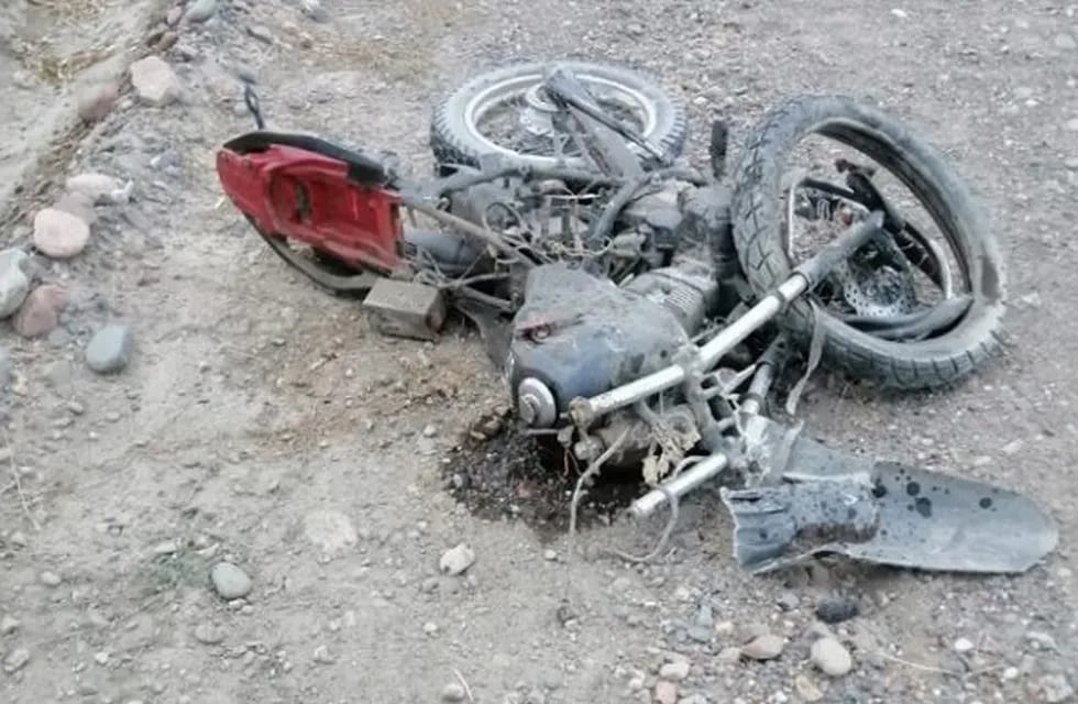Un motociclista murió tras ser embestido de frente por una camioneta. Foto gentileza El Cuco.