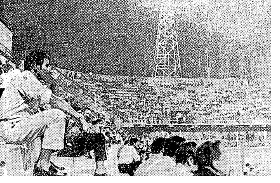 Jueves 6 de febrero de 1969, el día que se hizo la luz por primera vez en el Gambarte. Los espectadores de la tribuna oeste disfrutan del partido ante Chacarita mientras la torre de iluminación brilla en la oscuridad. / Foto: Archivo Los Andes.