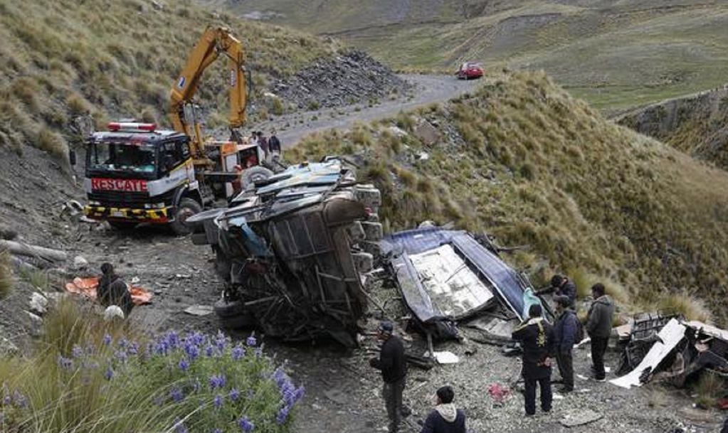 Murieron 34 personas al caer un autobús a un precipicio en Bolivia - 