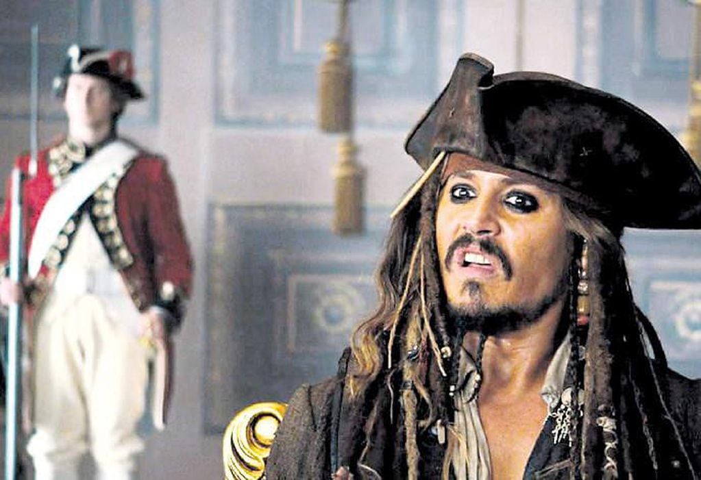 Johnny Depp y un compendio de muecas y piruetas para su personaje estrella, el pirata Jack Sparrow.