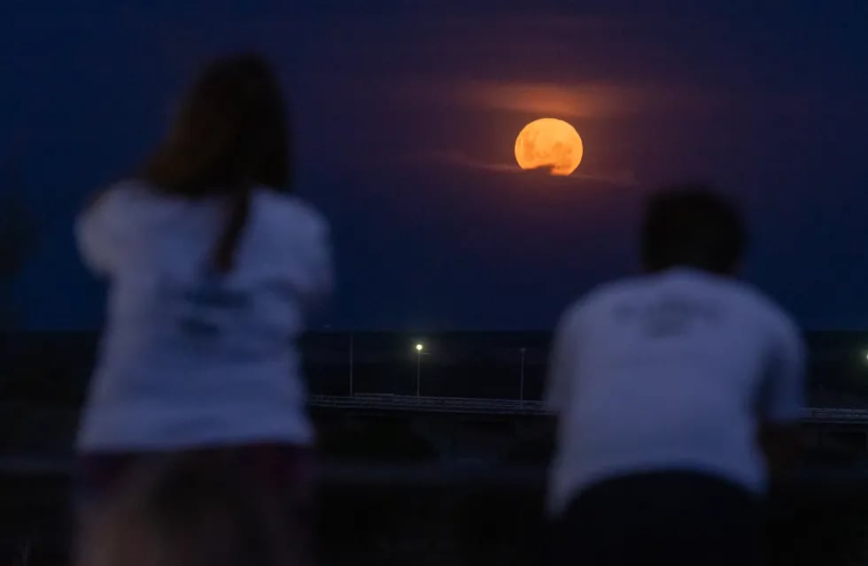 La gente se acercó para observar la primera luna llena de 2021. Foto: Ignacio Blanco / Los Andes