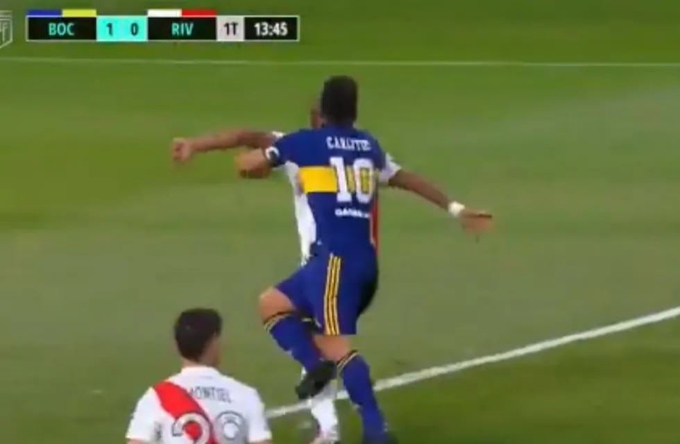 Tevez empuja a Maidana para convertir el 1-0 para Boca ante River. / TV