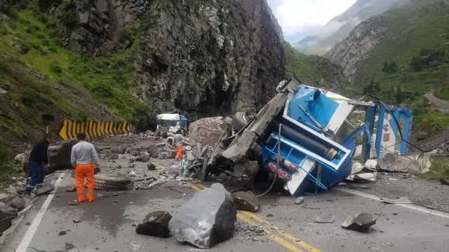 Una avalancha de piedras gigantes aplastó a dos camiones en una ruta de Perú