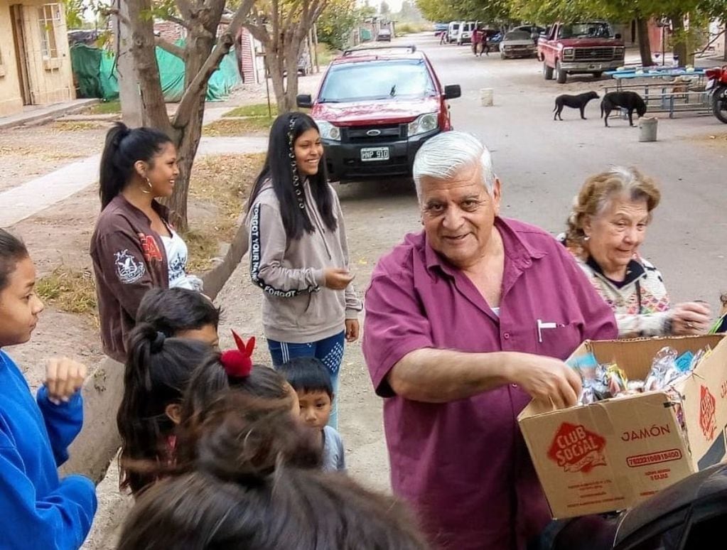 Pablo Toledo, con casi 71 años, participa y lleva en persona las donaciones que entrega en distintas zonas de Mendoza. Además, articula su llegada a Misiones y Salta.