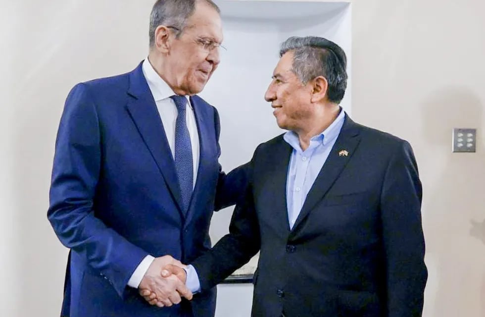 Serguéi Lavrov y Rogelio Mayta, ministros de relaciones exteriores de Rusia y Bolivia respectivamente, durante su encuentro en Venezuela este miércoles 19 de abril de 2023.