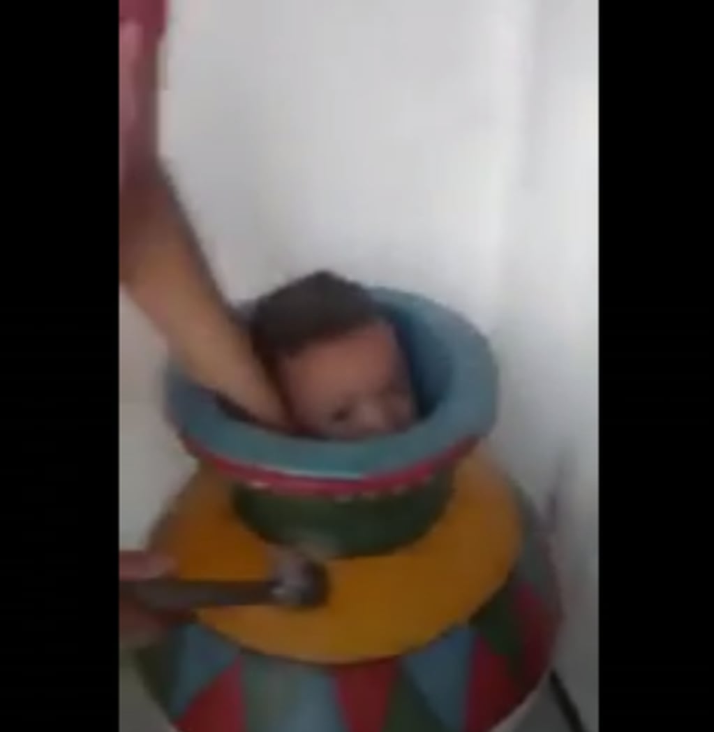 Un nene se escondió en un jarrón y tuvieron que rescatarlo a 'martillazos'.
