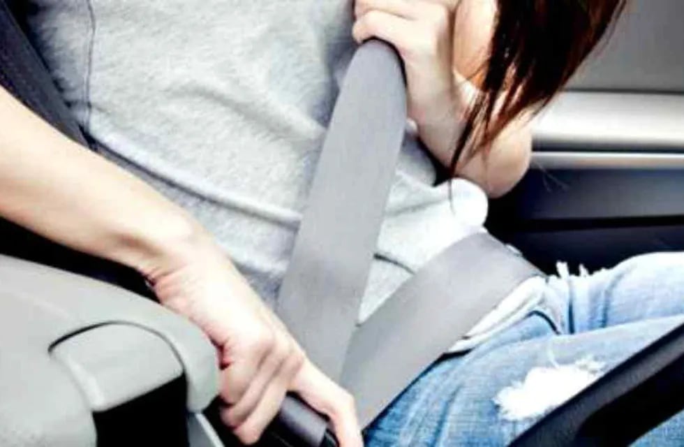 El cinturón de seguridad retiene al cuerpo en caso de impacto y evita que salga lanzado hacia adelante (Foto Mundo Maipú).