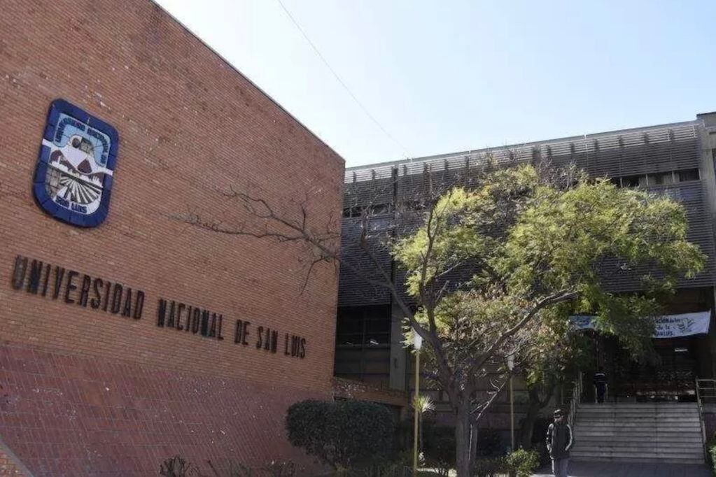 Suspendieron a tres docentes de la Universidad Nacional de San Luis por burlarse de una estudiante durante un examen.