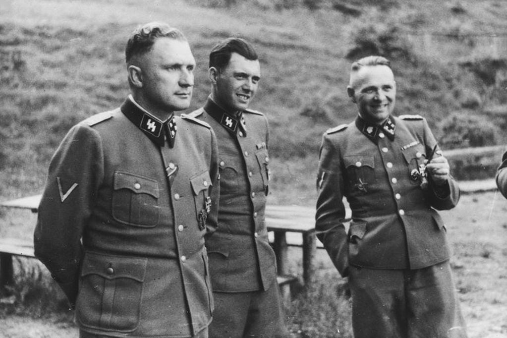 Rudolf Höss, segundo por la izquierda, junto a Josef Mengele (a su derecha) y Josef Kramer (La Bestia de Belsen) en Auschwitz.