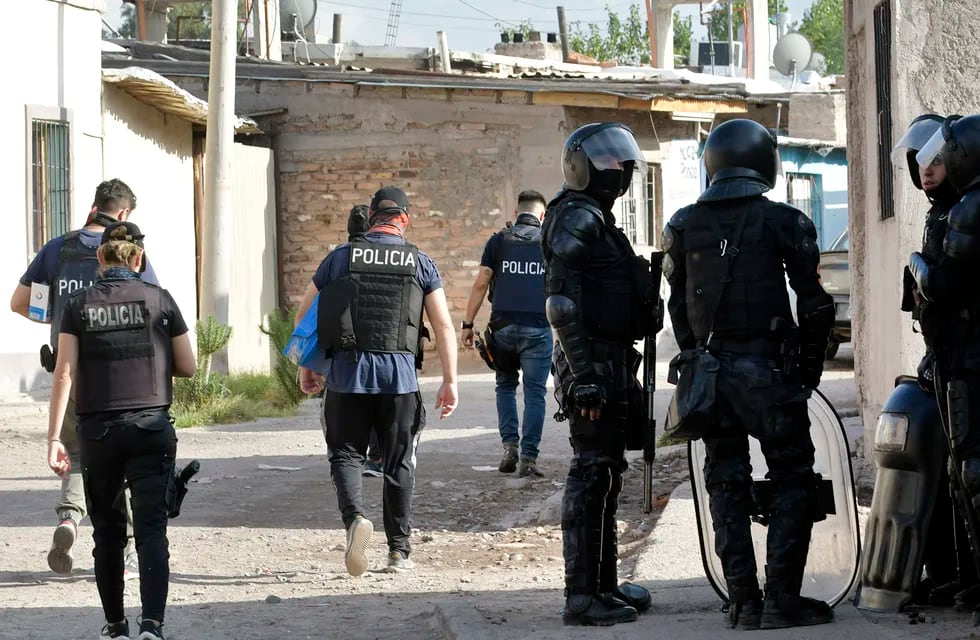 En el megaoperativo en el Campo Papa con 800 policías detuvieron al acusado. | Foto: Orlando Pelichotti / Los Andes