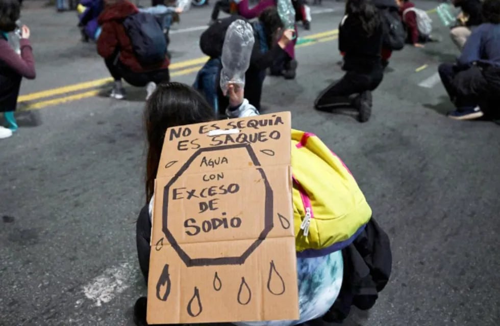 Los uruguayos salieron a las calles ante la falta de agua potable. / Foto: Télam