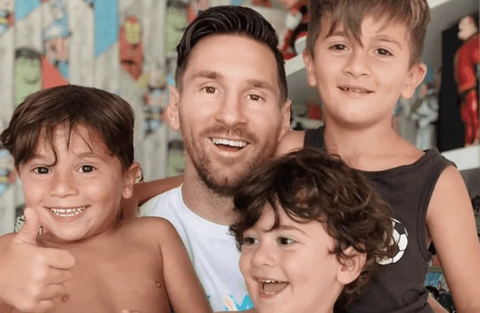 Antonela Roccuzzo publicó una foto en su cuenta de Instagram en la que está la Pulga con sus tres hijos. Desde que se reanudó el fútbol, Leo jugó todos los minutos. / Gentileza.