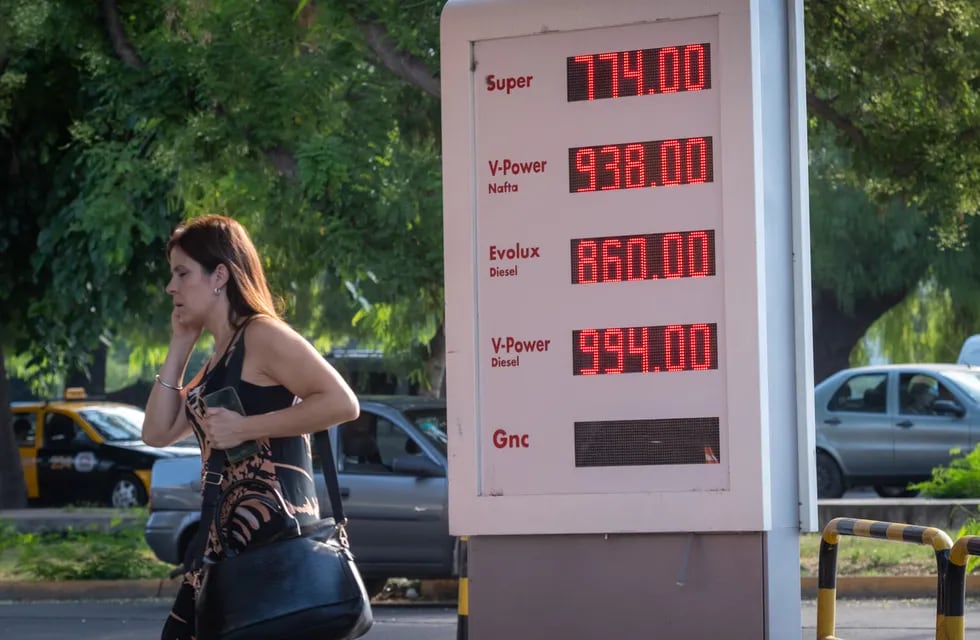 Desde que se liberaron los controles de precios, los combustibles vienen subiendo periódicamente, lo que podría volver más rentables las inversiones en el sector petrolero. Foto: Ignacio Blanco / Los Andes