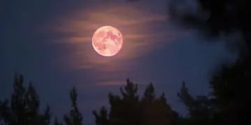 Fecha y hora para ver la superluna rosa