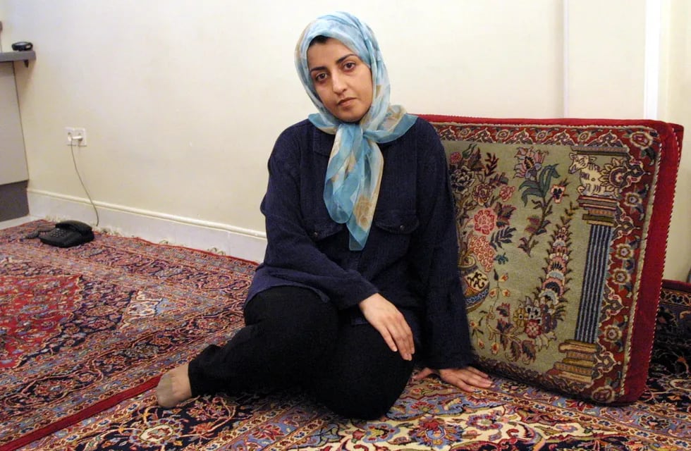 Narges Mohammadi, defensora iraní de los derechos de la mujer. La foto es de 2001. (Télam)