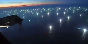 "La ciudad de las luces". Barcos depredadores de pesca chinos cerca del Mar Argentino.