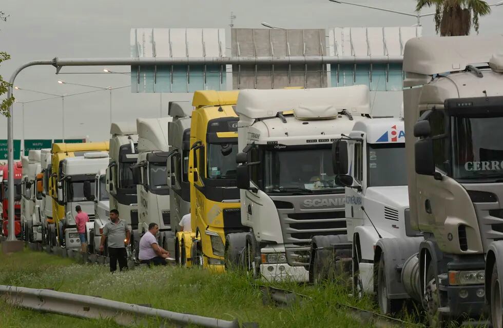 Los camiones se formaron al costado del Acceso Sur para hacer escuchar su reclamo, pero sin entorpecer el tránsito / Orlando Pelichotti