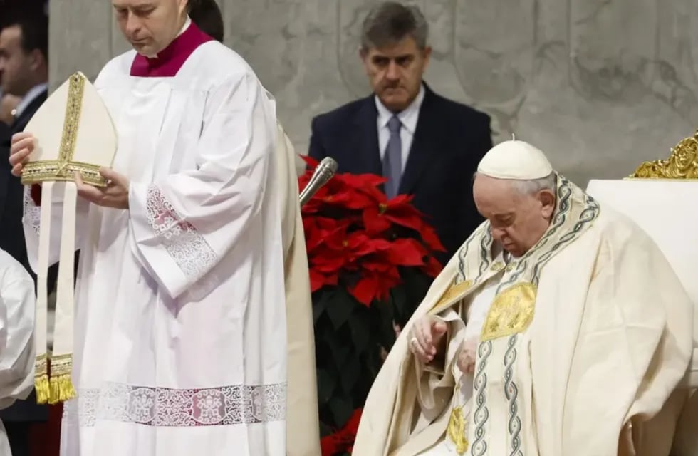 Papa recibe Año Nuevo ante arreglos para velar a Benedicto. EFE