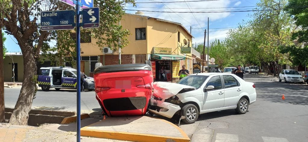 Dos autos chocaron y uno quedó dado vuelta en calle Correa Saá.