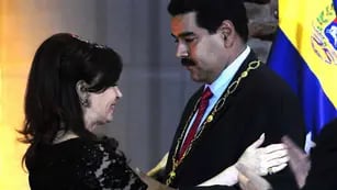   Cristina Kirchner le entregó la orden del General San Martín a Maduro el 8 de mayo de 2013.