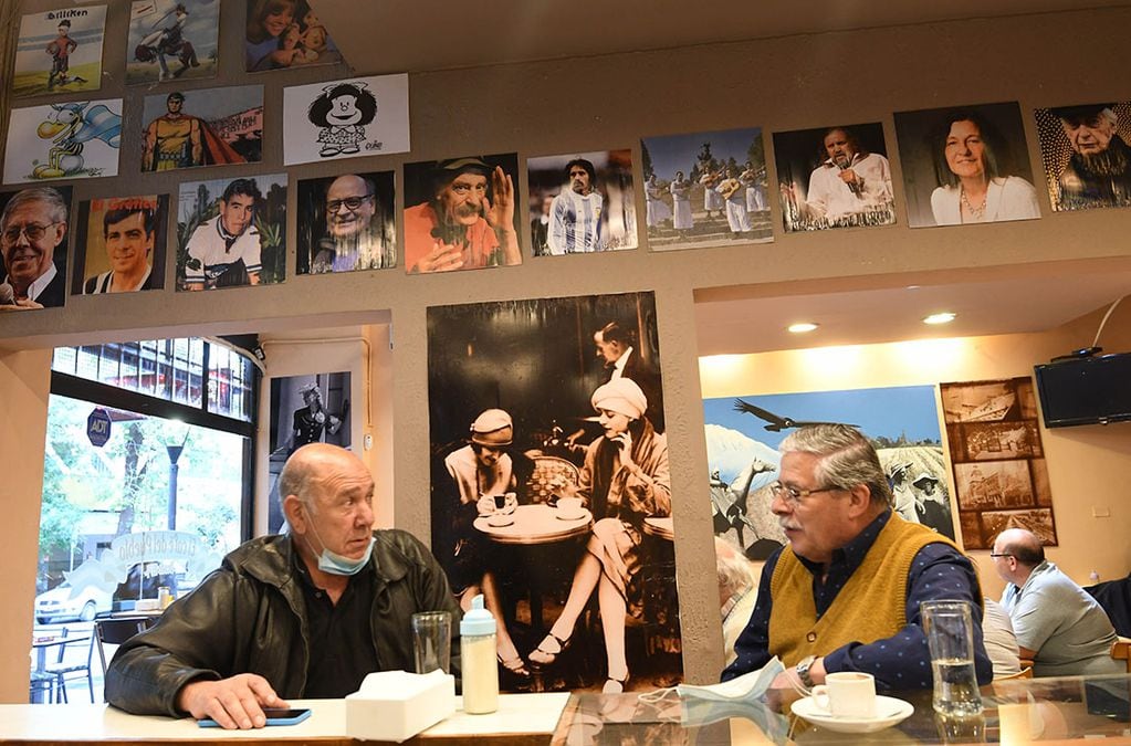 Cafés históricos. El café El Cafetal ubicado en calle Necochea de Ciudad es uno de los históricos cafés de Mendoza.Carlos y Víctor clientes de muchos años charlan en la barra. Foto Marcelo Rolland  / Los Andes