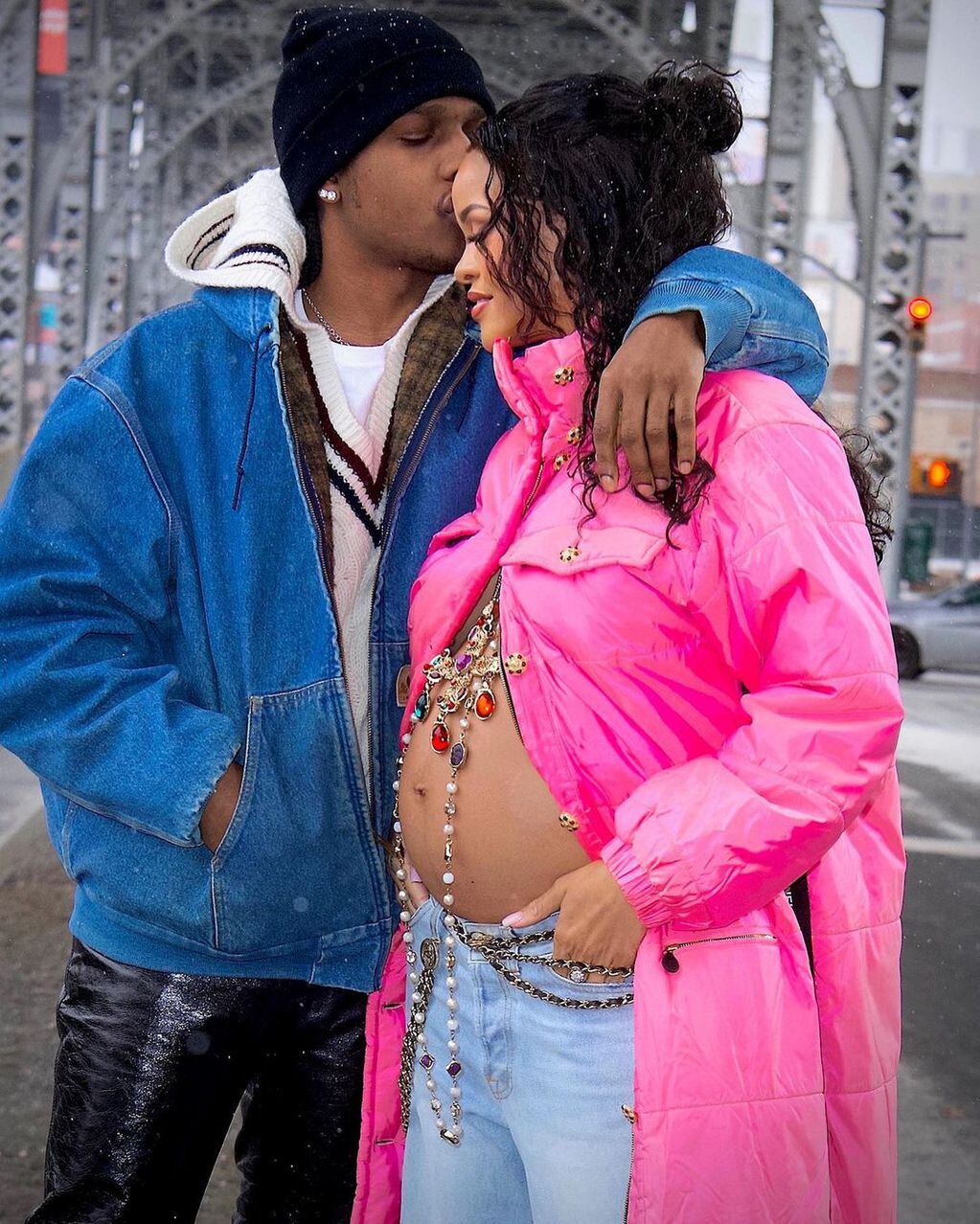 A$AP Rocky y Rihanna son pura ternura en Nueva York. Los artistas se sintieron apurados por el reloj biológico. (Instagram @people/ DIGGZY/SHUTTERSTOCK)
