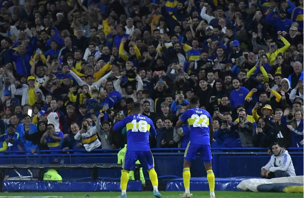 Frank Fabra y Sebastián Villa en el festejo del primer gol de Boca ante Defensa y Justicia por la Copa de la Liga Profesional. (Fotobaires)