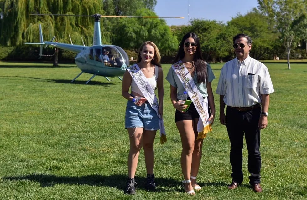 Natasha Sánchez y Giuliana Pilot recibieron un espectacular regalo de parte del presidente del Club Mendoza de Regatas, Jorge Aguirre Toum.| Foto: Gentileza