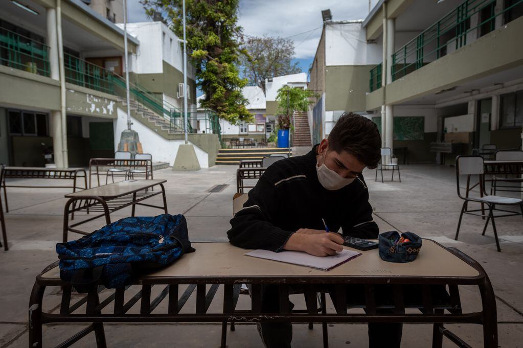 Román Suarez, alumno de 5 año asistió en las últimas semanas bajo un estricto protocolo.