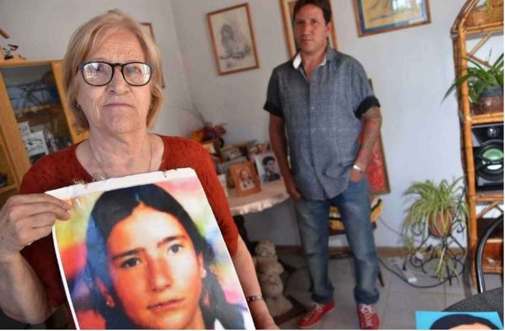 Caso Paula Toledo. La madre de Paula Toledo, Antonia Nuri Ribota, sostiene un retrato de su hija asesinada en 2003. Detrás, uno de los hermanos de la víctima.