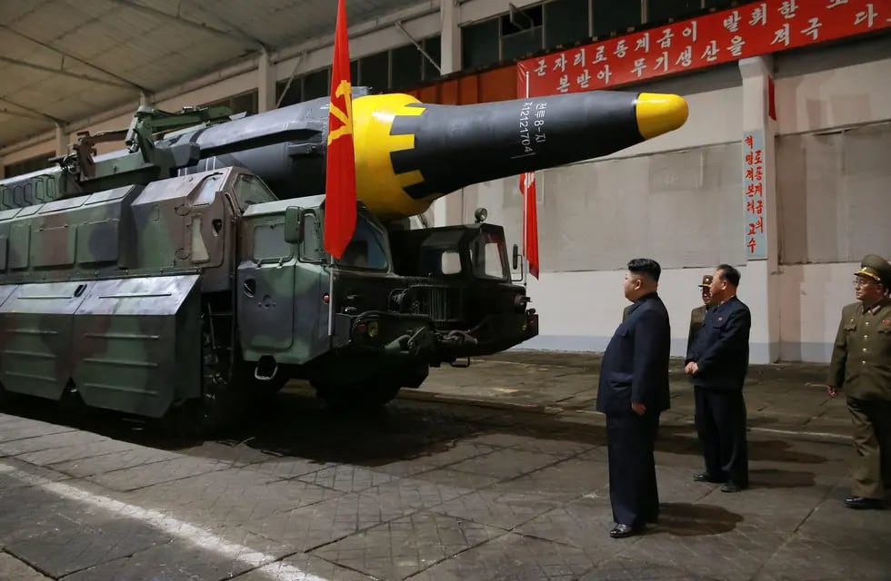 El líder norcoreano, Kim Jong un, inspecciona un misil en una imagen de archivo.