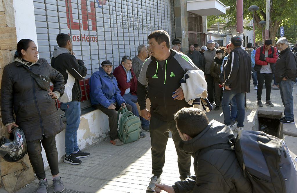 Demoras y largas filas en la Administración Nacional de la Seguridad Social (Anses), sucursal Las Heras, Foto: Orlando Pelichotti / Los Andes