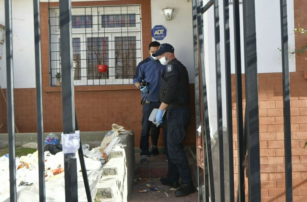 Personal policial en la casa de la pequeña Emma Pilar Olguín. / Orlando Pelichotti - Los Andes