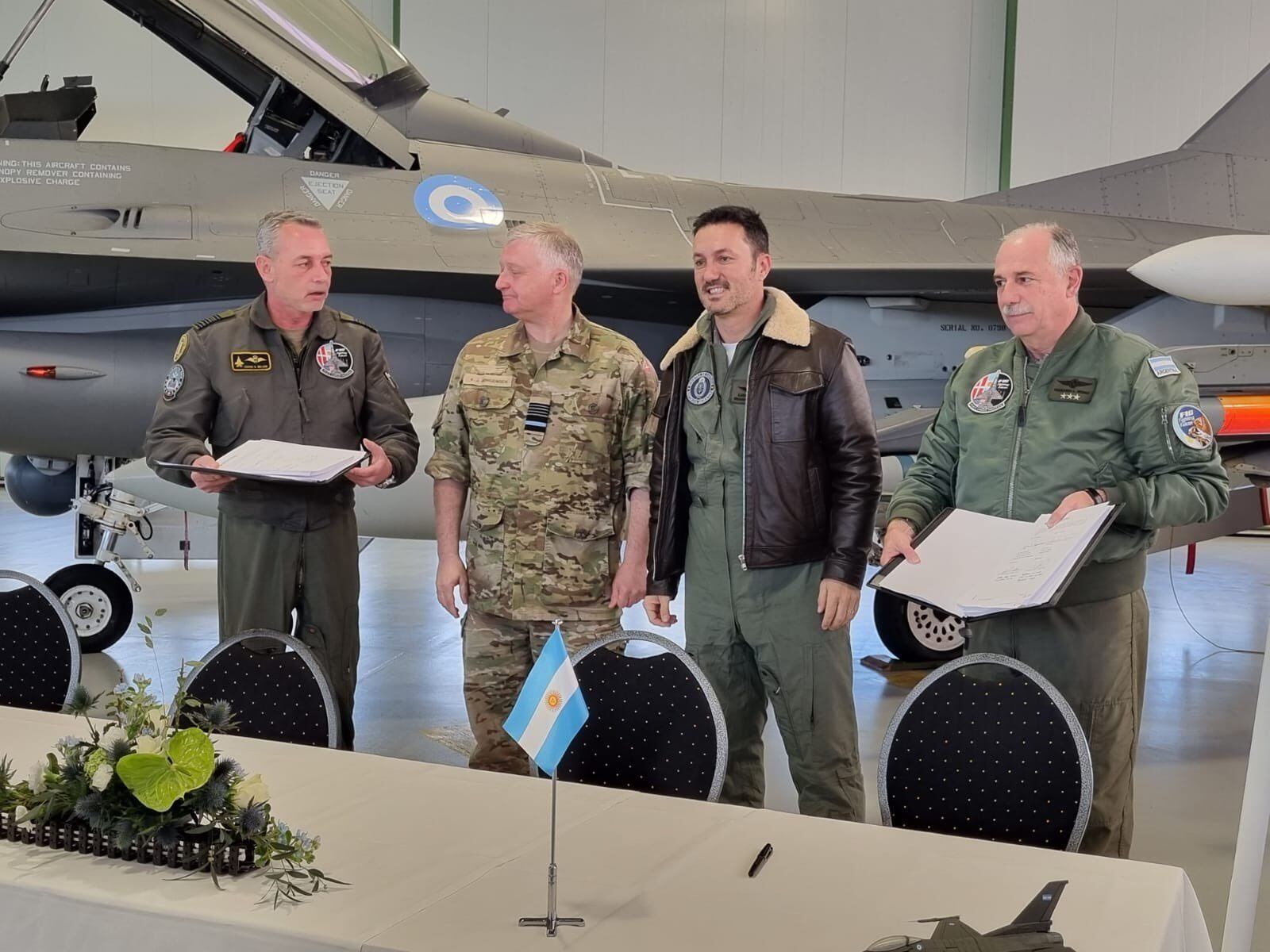 El ministro de Defensa, Luis Petri, acuerda la compra de aviones de combate F16 a Dinamarca (Gentileza)