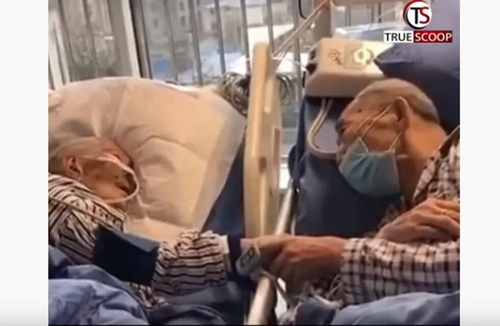 El último adiós: una pareja de abuelos con coronavirus se despide y emociona a todos