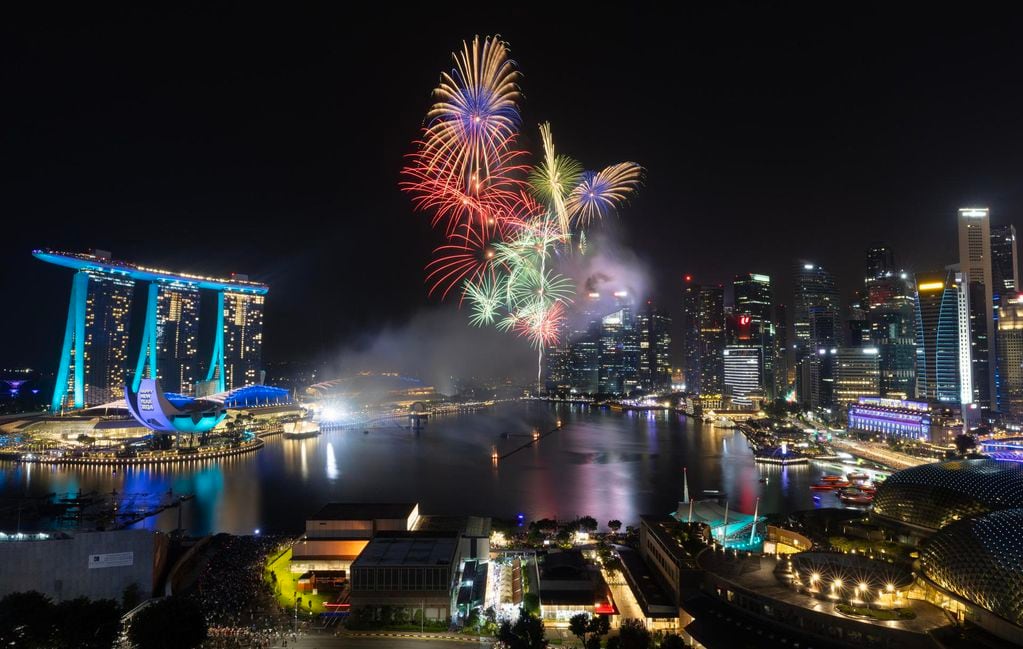 Los fuegos artificiales estallan sobre el área de Marina Bay durante un espectáculo de fuegos artificiales de Nochevieja en las 'celebraciones de Marina Bay Singapore Countdown 2024' en Singapur, el 1 de enero de 2024. Foto: EFE/EPA/HOW HWEE YOUNG