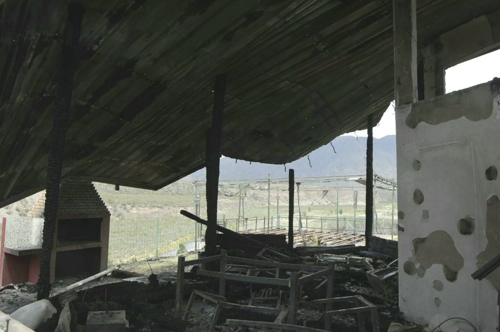 Cabañas del exjugador de Godoy Cruz, David Fernández, arrasadas por el fuego en Luján de Cuyo - Orlando Pelichotti / Los Andes