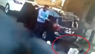 Video: mató de un tiro a un ladrón que quiso robarle el auto, estacionó y se fue a trabajar