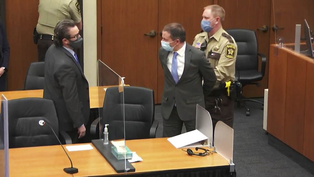 Imagen tomada de un video, el ex agente de policía de Minneapolis Derek Chauvin, es puesto bajo custodia ante la mirada de su abogado, Eric Nelson, después de leerse el veredicto en el juicio contra Chauvin por la muerte de George Floyd.