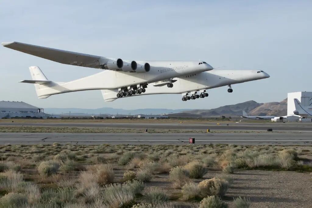 El avión hipersónico más grande del mundo completa con éxito su primer vuelo