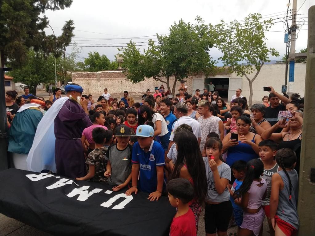 Alrededor de 400 niños y niñas llegaron hasta la sede de la UMAR en Godoy Cruz para disfrutar del evento solidario. - Foto: UMAR