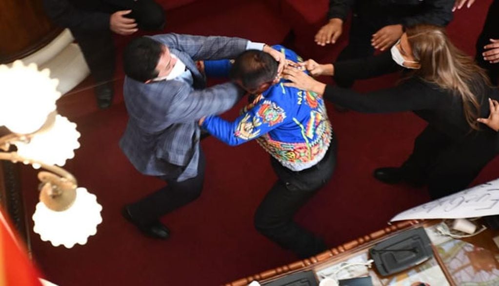Legisladores oficialistas y de la oposición terminaron a los golpes tras una discusión.