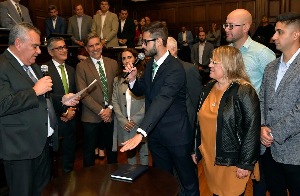 28 de abril 2022 Mendoza  Políticas

Asumieron los Diputados Provinciales en el Legislatura
En la foto, Emanuel Juan Fugazzotto

Foto:  Orlando Pelichotti / Los Andes