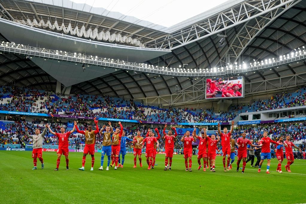 Tras la celebración de la victoria inicial ante que lo puso en la punta del Grupo G, Suiza chocará con Brasil. (AP Photo/Ricardo Mazalan)