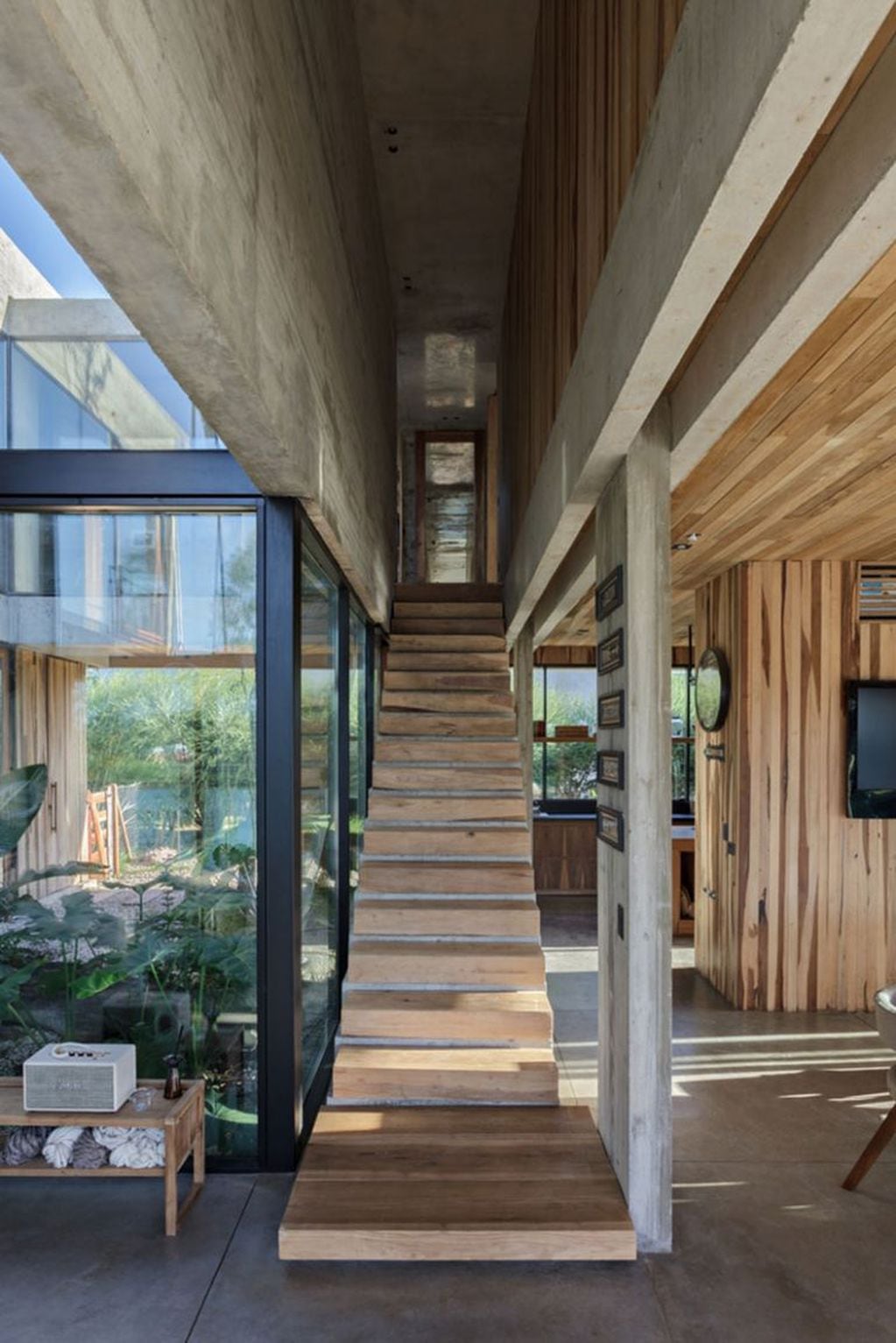 La casa tiene un estilo único basado en la madera