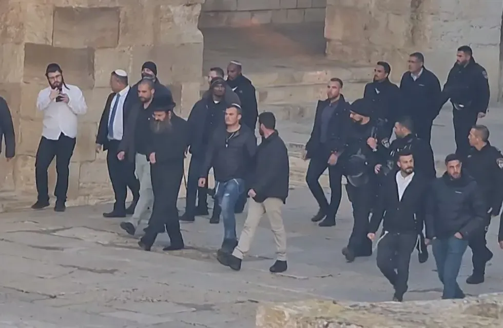 El ministro sionista y ultraderechista Itamar Ben Gvir visitó la Explanada de las Mezquitas rodeado de agentes de seguridad armados, en una situación extremadamente tensa que fue condenada por gran parte de la comunidad internacional.