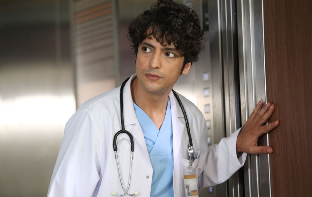 En “Doctor milagro”, Sinem interpreta a la doctora Nazli, quien apoya al personaje principal para adaptarse al hospital