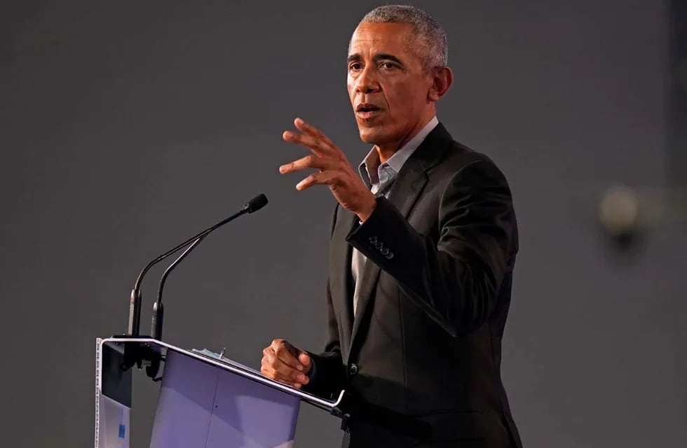 El expresidente de Estados Unidos, Barack Obama pronuncia un discurso durante la Cumbre del Clima de la ONU COP26 en Glasgow, Escocia, el lunes 8 de noviembre de 202. (AP)