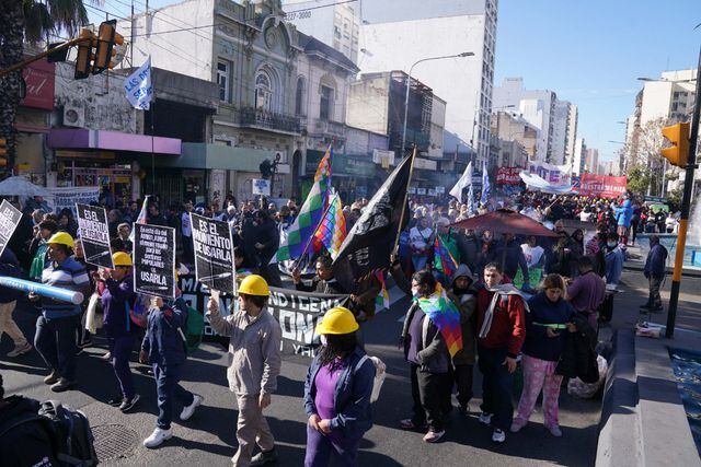Marcha de las organizaciones sociales oficialistas y opositoras están cortados los principales accesos a la Ciudad Juan Grabois en el puente Pueyrredon. (Clarín)